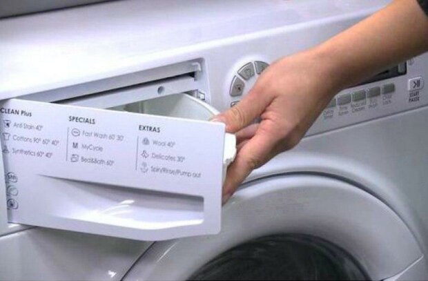 Proč je dobré dát do pračky vlhčený ubrousek a další vychytávky pro udržení čistoty v domě