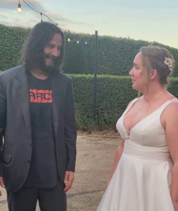 Keanu Reeves a novomanželé. Foto: snímek obrazovky lemurov