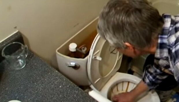 Důchodkyně se podělila o radu instalatéra, jak se rychle a bez chemikálií zbavit plaku na toaletě
