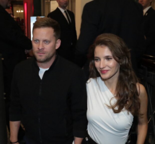 Sara Sandeva a Jakub Prachař. Foto: snímek obrazovky extra.cz