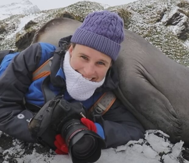 Žena a tuleň. Foto: snímek obrazovky YouTube