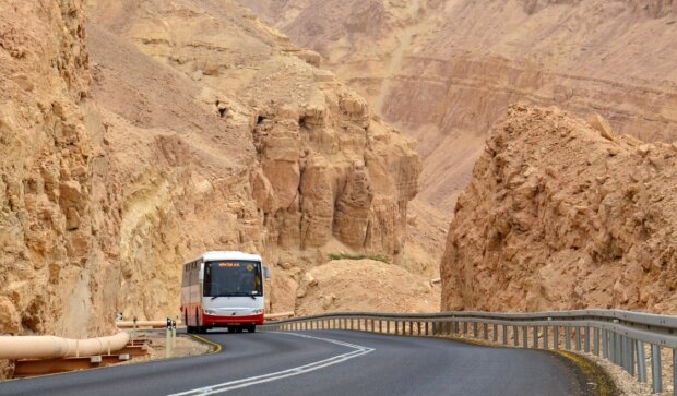 Jede takhle jednoho krásného dne izraelský autobus… Z jednoho města do druhého, tak jak to má být…