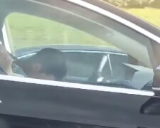 Někdo natočil video, jak spal pár v Tesla Model X, když auto jelo rychlostí devadesát km/h