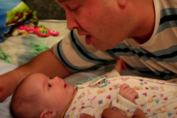 Otec a miminko. Foto: snímek obrazovky YouTube