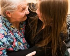 "Normální lidé berou děti z dětského domova a já jsem vzala cizí babičku z pečovatelského domu": žena o tom nelituje