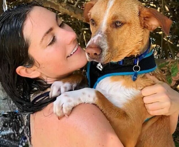 Holka a pes. Foto: snímek obrazovky Instagram