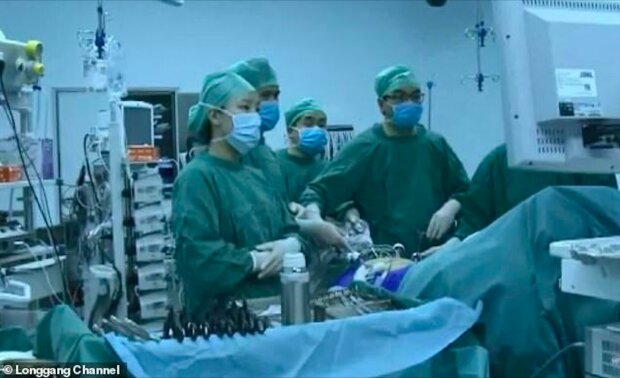 Fotografie chirurga spícího u operačního stolu se stala virovou