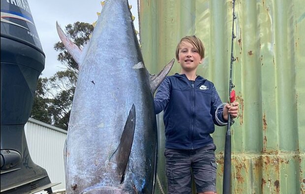 „Vrozený rybář“: 10letý Malta šel se svým otcem na ryby a ulovil tuňáka o hmotnosti 88 kg