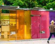 Proč veřejné toalety v ulicích měst Japonska průhledné