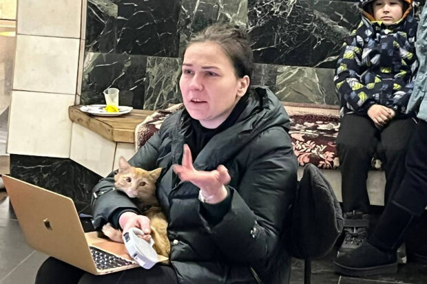 "Ať zná celý svět": Na internetu se objevily fotografie a videa z ukrajinského metra, ve kterém lidé sdílejí přístřeší s domácími zvířaty