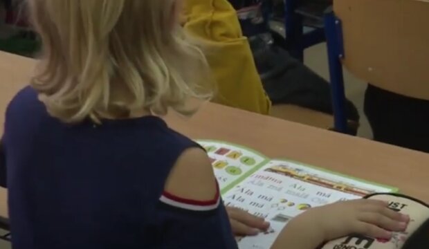 Do školy bez roušek. Foto: snímek obrazovky YouTube