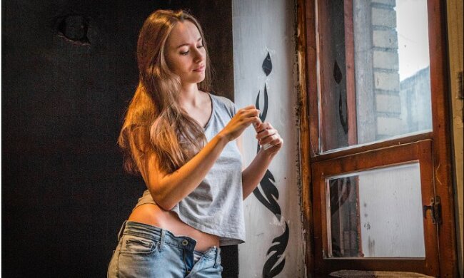 Dívka, která maluje ňadremi a vydělává na tom dobře