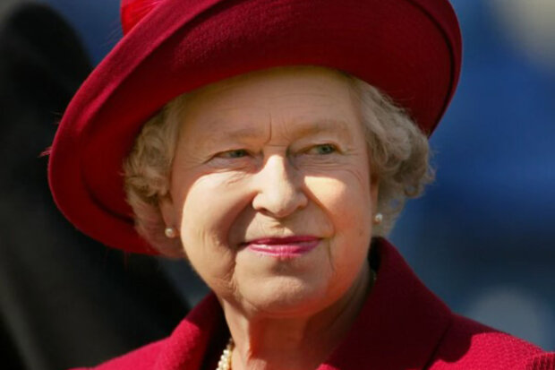 Královna Alžběta II. se musí vzdát tří symbolů moci: Jaká okolnost připravila královnu o korunu, plášť a kočár