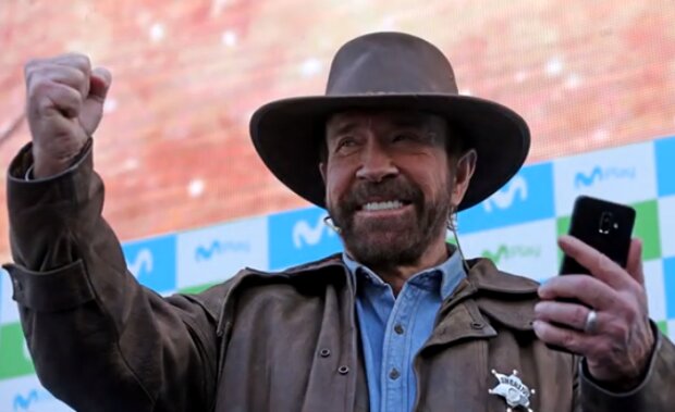 Chuck Norris po natáčení šel po ulici. Dva muži zaútočili s nožem: „Víme, kdo jsi, a ty máš peníze.“ Jak Chuck Norris dokázal, že se může prát