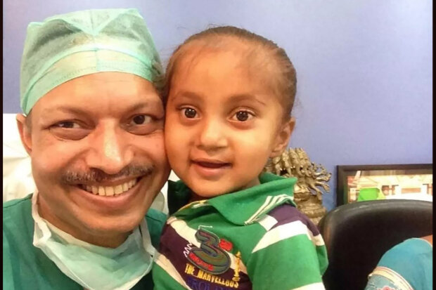 "Narodil jsem se do rodiny s nízkými příjmy": Jak chirurg s obrovským srdcem zachránil 37 tisíc dětí
