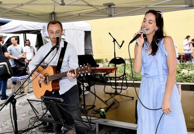 Míša Tomešová na charitativní akci Busking pro Slunce. Foto: Snímek obrazovky super.cz