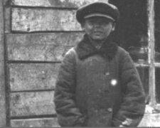 Desetiletý chlapec, chvějící se před chladem, stál naboso u okna obchodu s obuví a nedíval se nahoru a podíval se na teplé boty