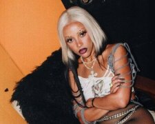Zpěvačka Doja Cat ráda ohromí diváky svými obrazy: "Celá hlava a obličej jsou pomalovány bílými čarami"