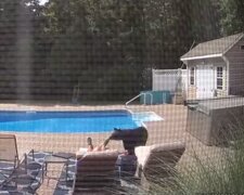 Medvěd přišel k bazénu, uviděl spícího muže a rozhodl se ho probudit