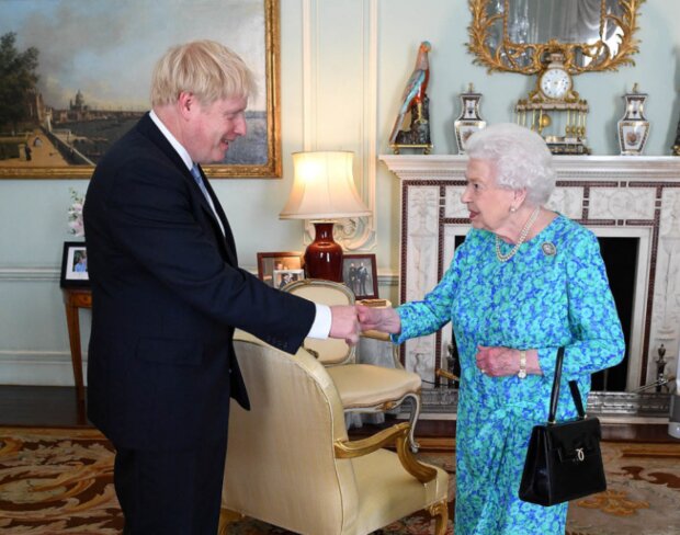 Boris Johnson a královna. Foto: snímek obrazovky tsn