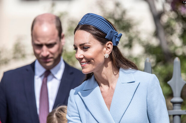 Princ Louis slaví 4. narozeniny a jde víc a víc do podoby tatínkovi: Kate Middleton a princ William zveřejnili oficiální fotku syna Louise