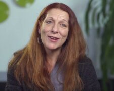 Žena změnila svůj účes poprvé za 50 let. Nyní vypadá mnohem mladší.