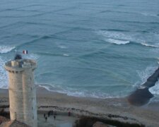 Odborníci varují: "Pokud se na hladině vody objeví čtvercové vlny, nelze vstupovat do vody"