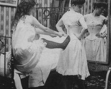 Rovnání nosu, skupinové holení a lakování nohou: archivní fotografie o službách, zboží a zábavě, které byly v minulosti velmi důležité