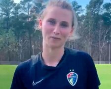 Americká fotbalistka odmítla klečet při hraní hymny: v televizi to nebylo ukázáno záměrně. V sociálních sítích se objevilo mnoho reakcí