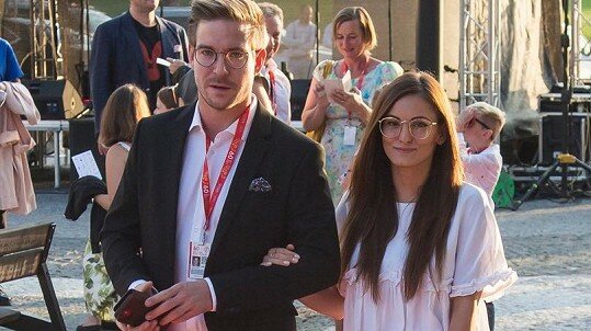 Tuto pěknou brunetku má po boku: Vladimír Polívka vyrazil na festival s přítelkyní