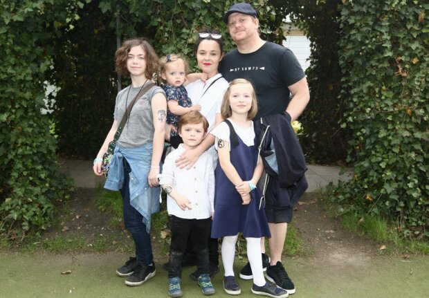 David Novotný s manželkou Anetou a svými čtyřmi dětmi. Foto: Snímek obrazovky super.cz