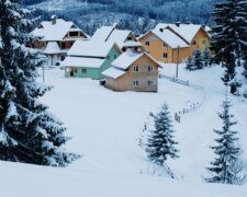 Senior seděl ve sněhu a opřel se zády o strom. Vyvrtl si nohu a proto již ztratil nadějí