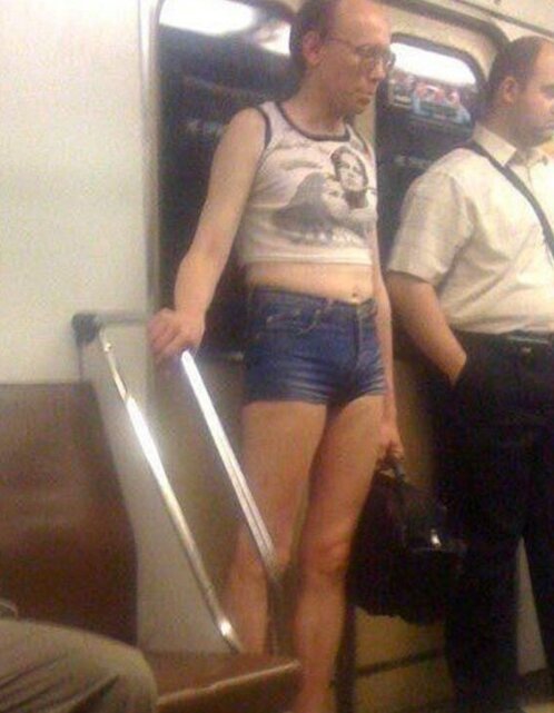 Lidé v podivném oblečení. Foto: snímek obrazovky clutch