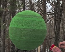 Chlap rok slepoval kouli ze čtyřiceti dvou tisíc zápalek, kterou nakonec triumfálně spálil