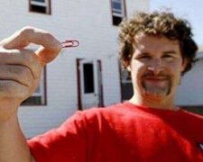 Jak vyměnit sponku za dům: příběh červené sponky