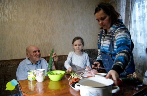 "Jsem za vámi." Rodina zachránila starého muže, který před devíti lety ztratil svůj dům a bydlel na ulici