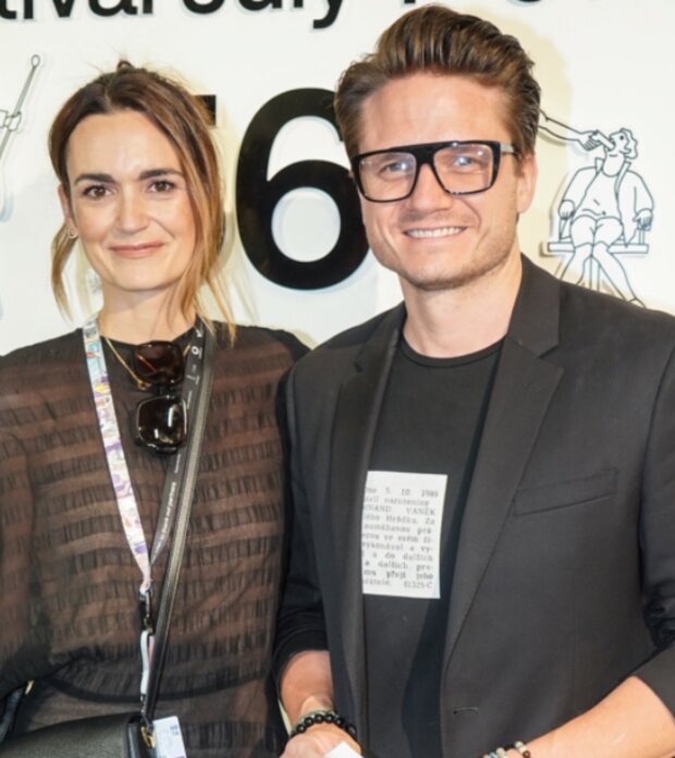 Ondřej Brzobohatý s Danielou Písařovicovou. Foto: snímek obrazovky extra.cz