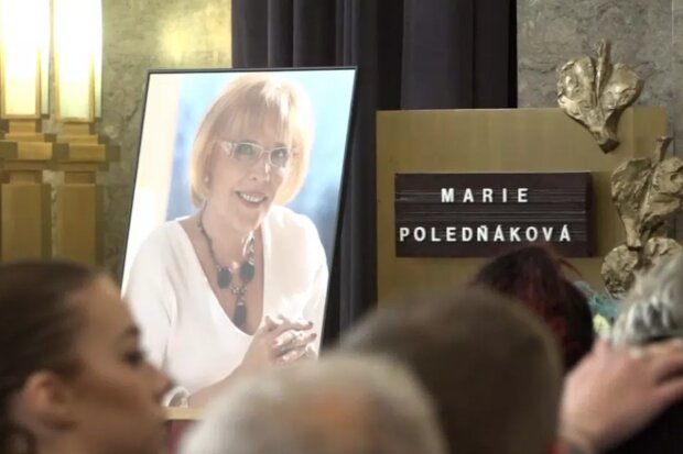 Poslední rozloučení s Marií Poledňákovou. Foto: snímek obrazovky YouTube