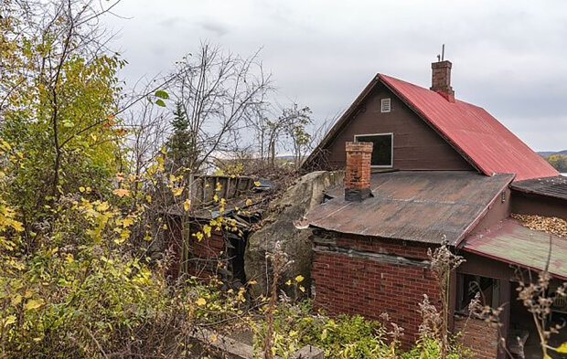 "Bylo to jako hukot vlaku": Proč po pádu 55tunového kamene na dům se dům proměnil v turistickou atrakci