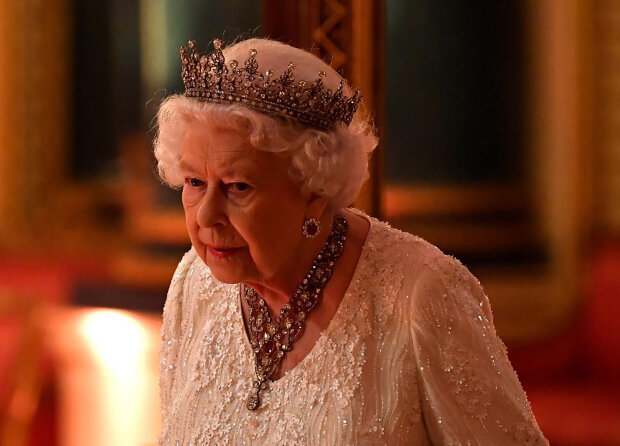"No, jak vidíte, nemůžu se hýbat": Alžběta II. koupila golfový vozík pro pohyb po hradě