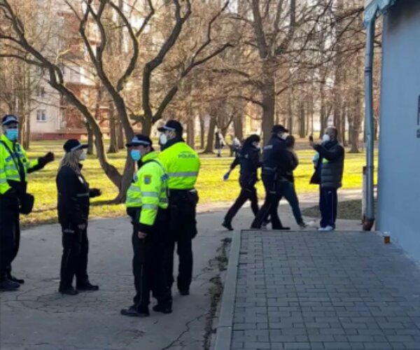 Policie zadržela otce. Foto: snímek obrazovky blesk.cz