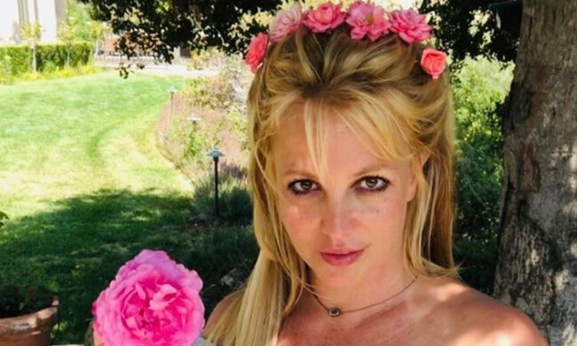 "Košile z ráje": fanoušci Britney Spears pochybovali o její přiměřenosti
