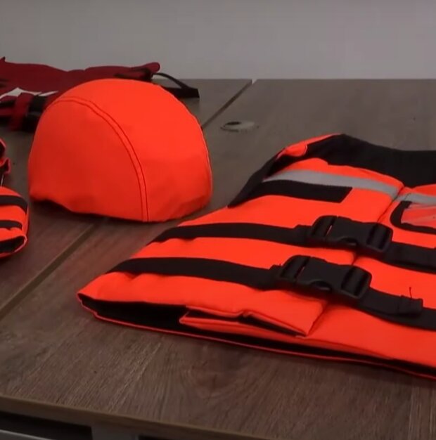 Neprůstřelné vesty a zmenšené přilby. Foto: snímek obrazovky YouTube