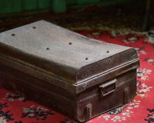 Chlap našel v podkroví krabici, kterou neotevřel 80 let — a podíval se do ní