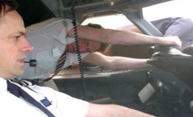 Pilot vypadl za letu z kokpitu ve výšce 5 000 metrů: stevardi jej drželi jen za nohy 20 minut, zatímco se letadlo snižovalo