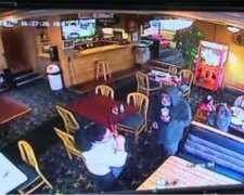 Číšnice obsloužila bezdomovce. Jaké bylo její překvapení, když zjistila, o koho se jednalo ve skutečnosti