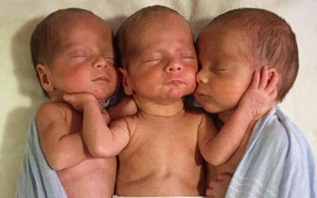 "Jsou to skutečný dárek." V Británii žena porodila troje dvojčata
