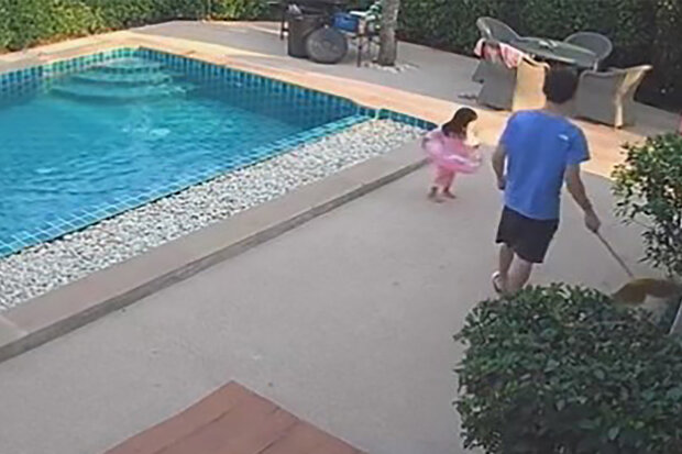 "Nevěděl jsem, co mám dělat": Jak tříletá holčička zachránila svou dvouletou sestru, která spadla do bazénu