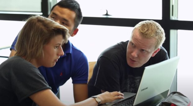 Lidé. Foto: snímek obrazovky YouTube