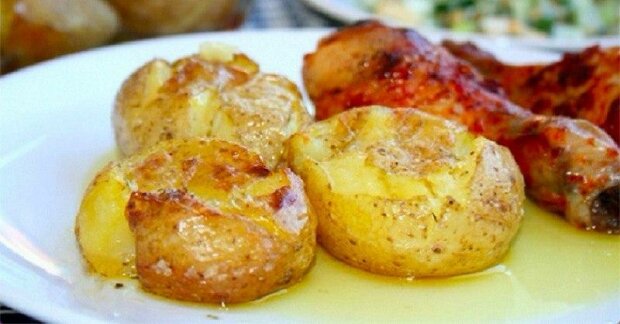 Velmi jednoduchý recept na portugalské brambory ve slupce s rozmarýnem a olivovým olejem
